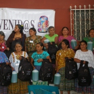 Otra vista de comadronas mayas beneficiadas con mochilas de la salud.