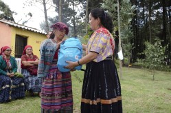 Foto 5. Entrega de mochila de la salud a la comadrona Juana Risquiache, de la comunidad Cantel, Quetzaltenango.